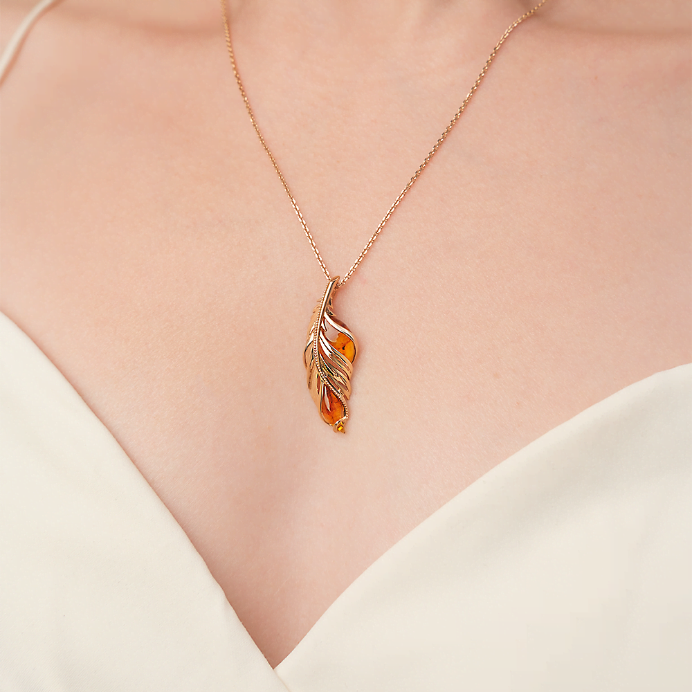 Подвеска «Перо» из красного золота с янтарём