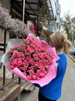 Букет розовых кустовых роз