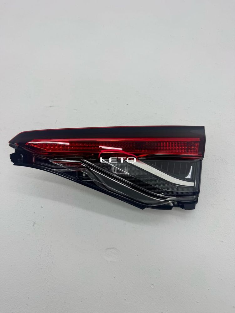 Фонарь крышки багажника правый 81581-02C31 8158102C31