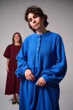 Платье оверсайз "жабо без жабо" из плюшевой ткани Тедди, ярко-синий