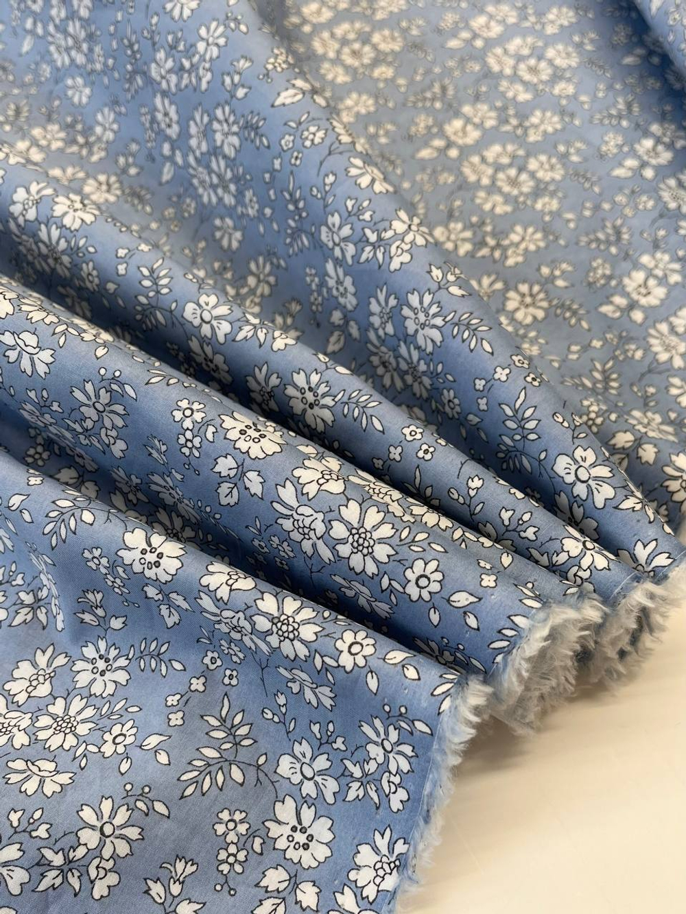 Хлопок Liberty голубой с белым цветочным принтом Tana Lawn™ Cotton - Classic Collection