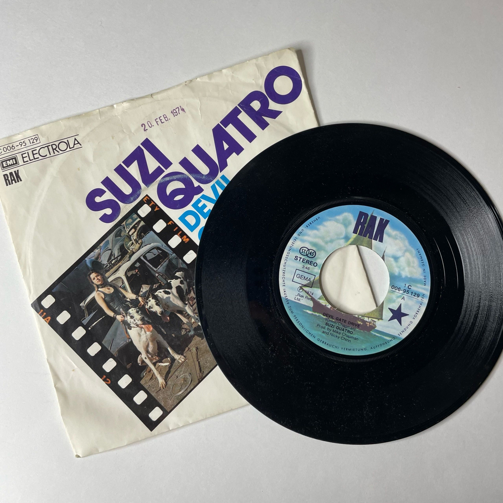 Винтажная виниловая пластинка 7 дюймов (маленькая пластинка) Suzi Quatro Devil Gate Drive (Германия 1974)