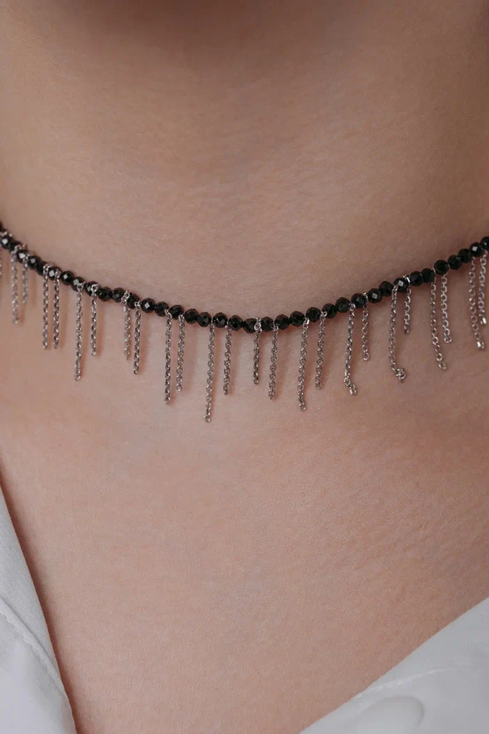 Колье-чокер с шпинелью и цепями в серебре