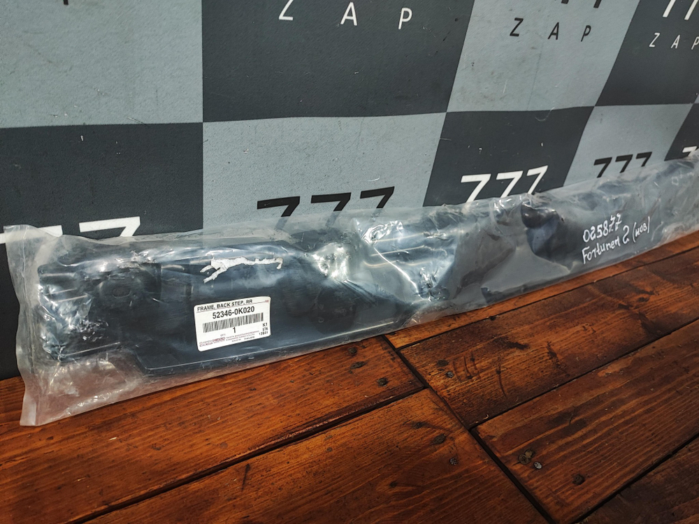 Усилитель заднего бампера Toyota Fortuner 2 Новый Оригинал 523460k020