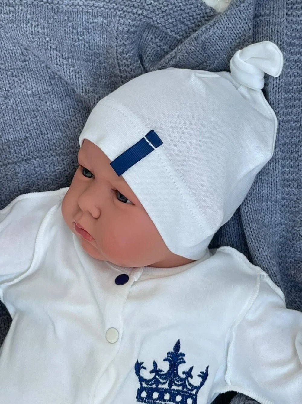 Комплект для новорожденного мальчика (комбинезон и шапочка без завязок) с синей короной