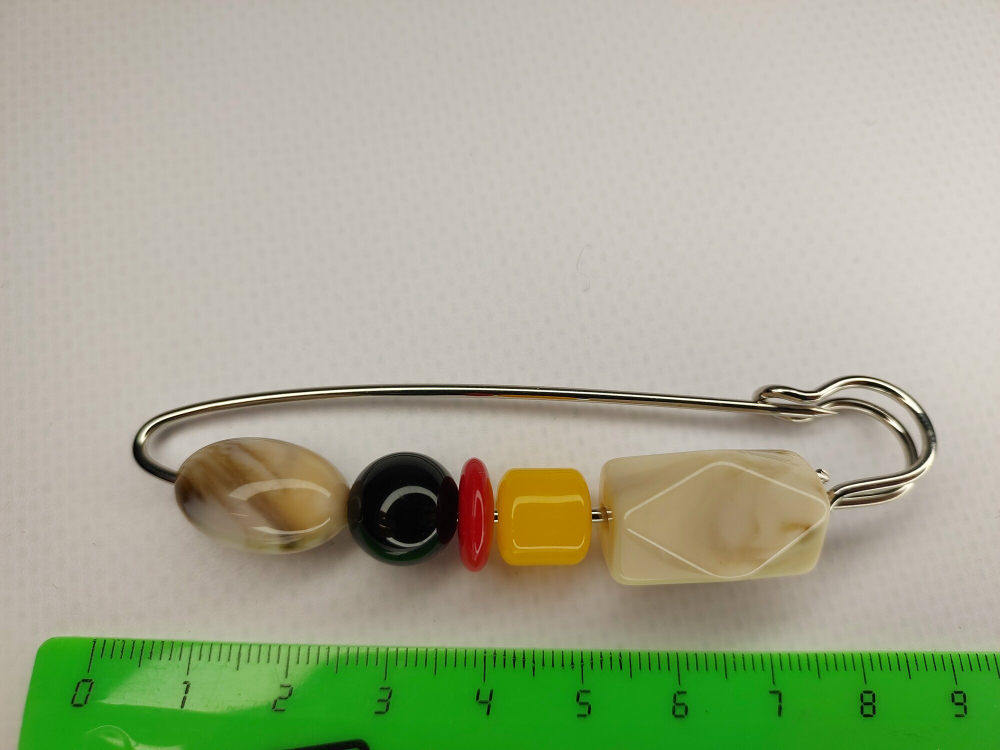 Булавка брошь  для кардигана, пальто, платков, костюмов, одежды. . Цвет жёлтокоричневый.