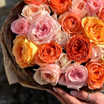 Коралловый микс — букет интерьерных и ароматных роз
