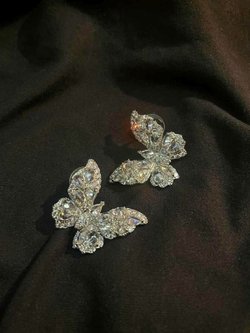 Серьги гвоздики бабочки белые