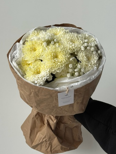 Букет из хризантемы и гипсофилы