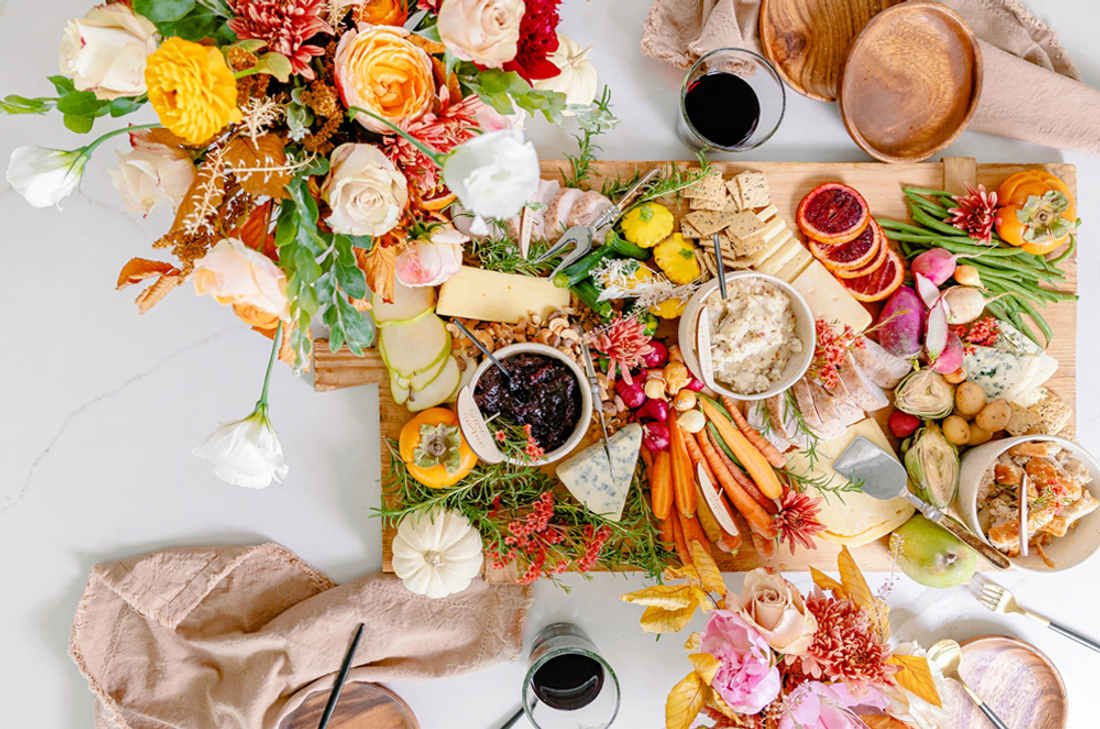 Доска с закусками для осеннего праздника