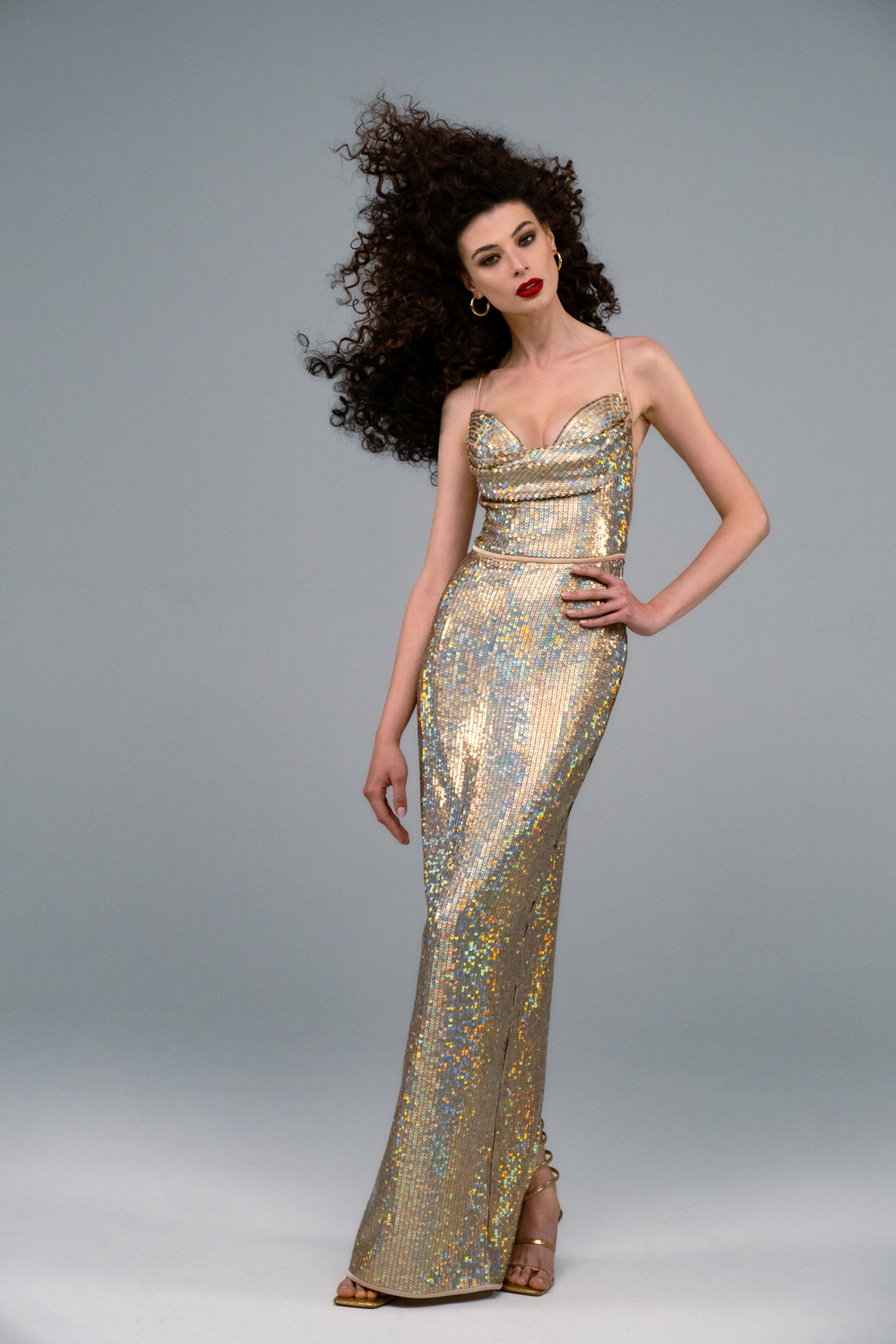 Платье макси драпированное из пайеток с открытой спиной