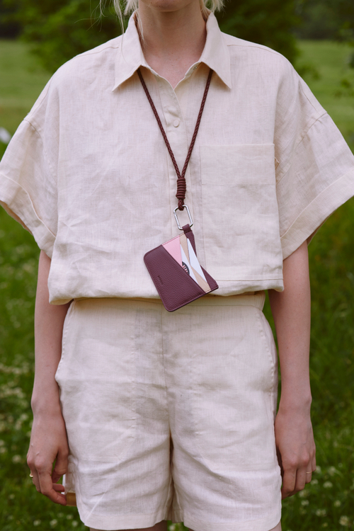 Шнурок с карабином ягодного цвета