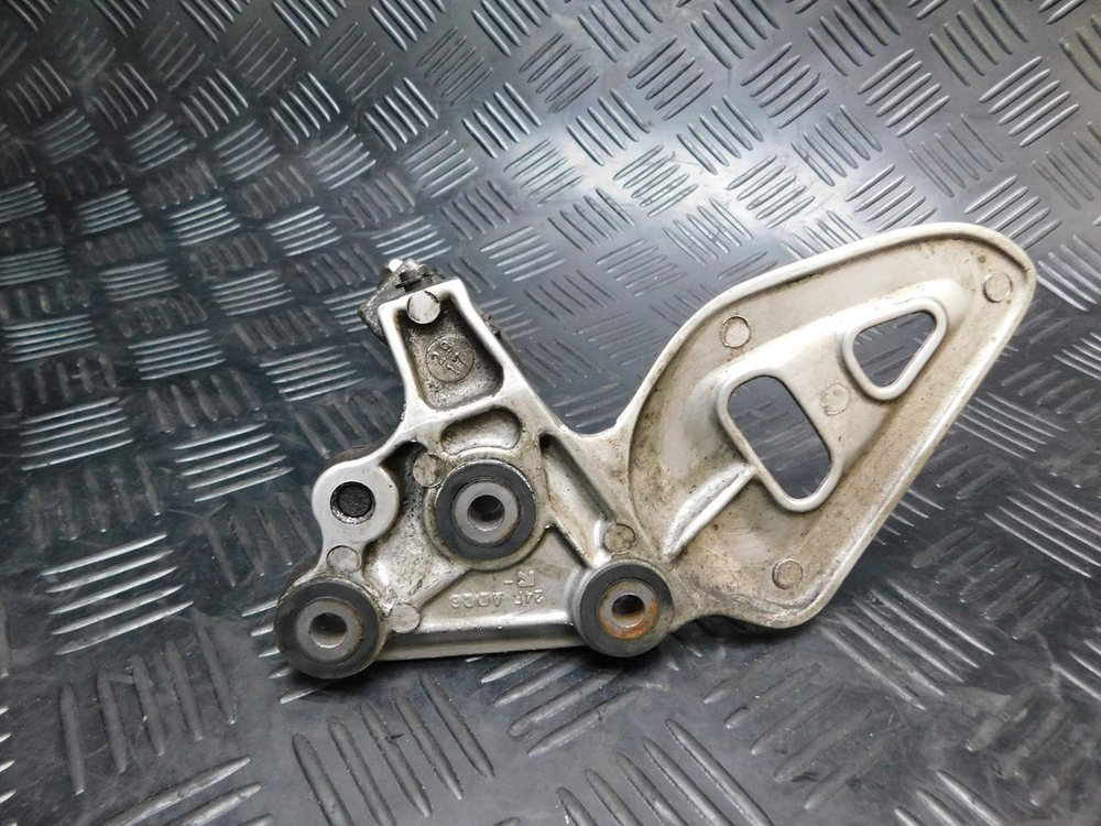 Подножка водительская левая Suzuki GSX1300R Hayabusa 99-2007 (с кронштейном)