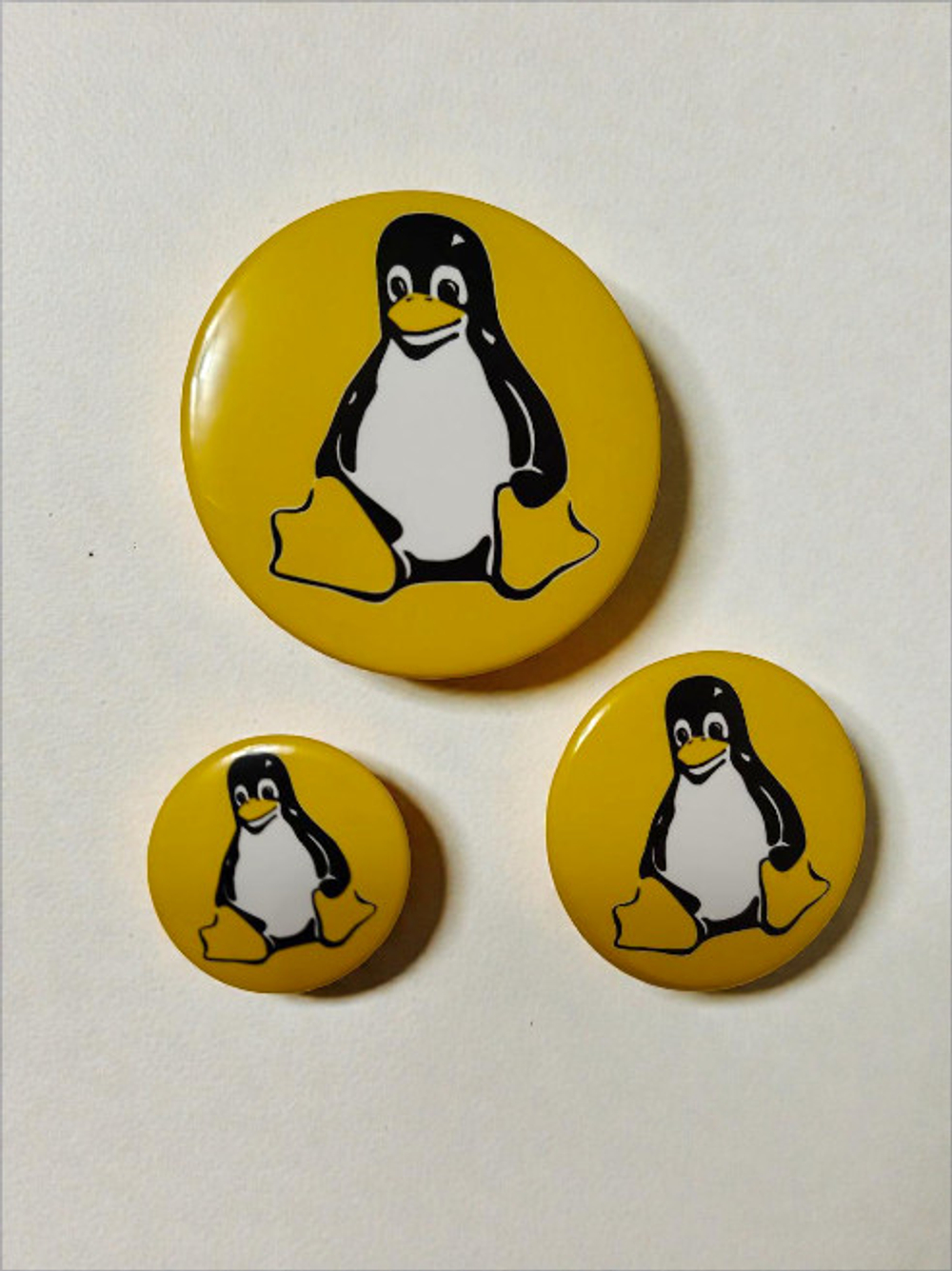 Значок Tux 25 мм круглый, янтарный