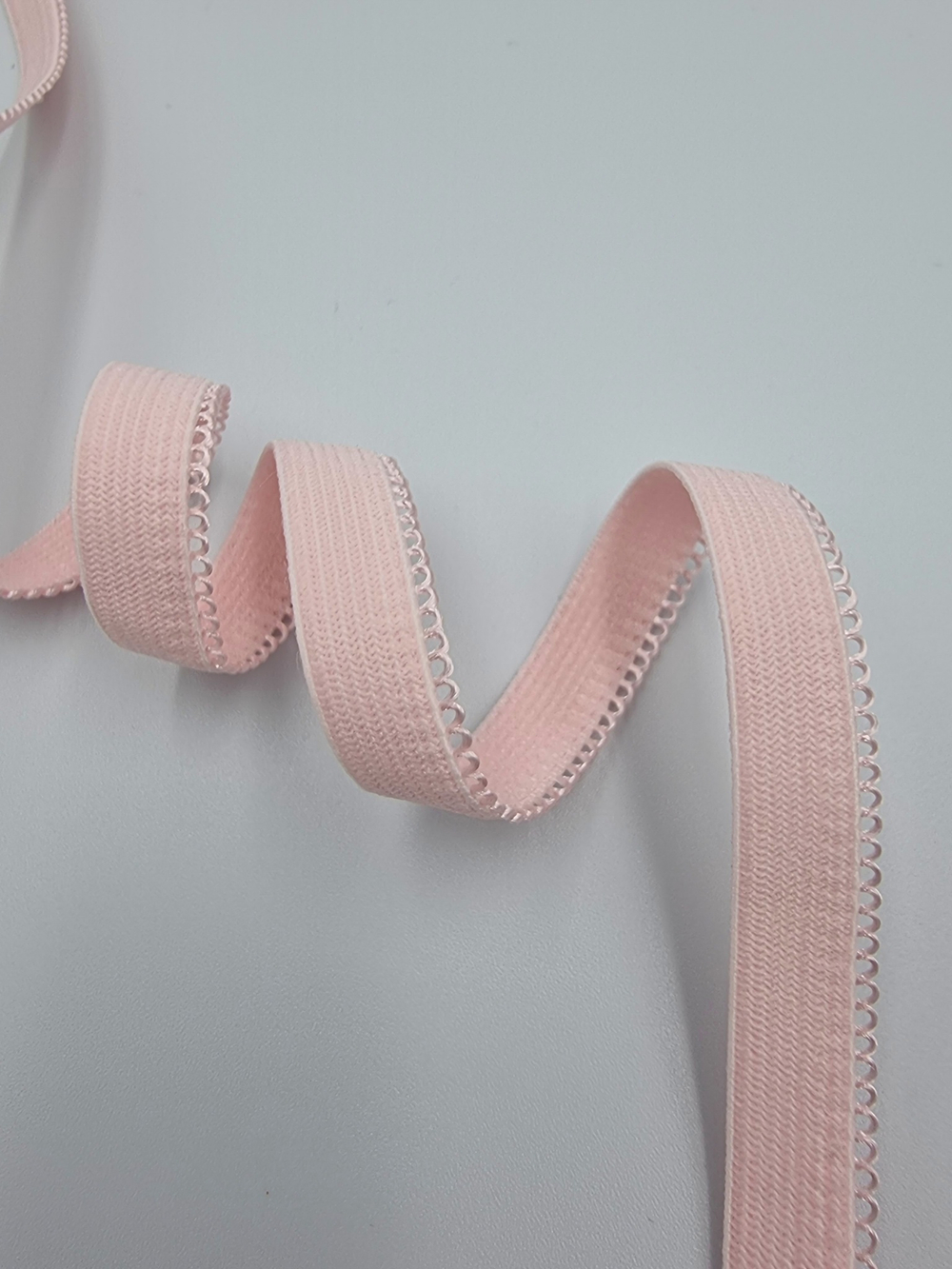 Резинка ажурная тонкая светло-розовая 10 мм (Pantone 12-1706 TPG)