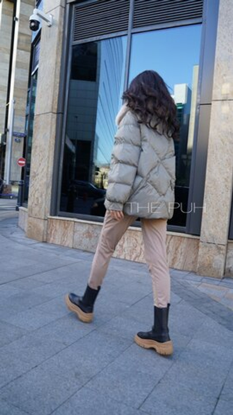 Женский укороченный пуховик с меховым воротником