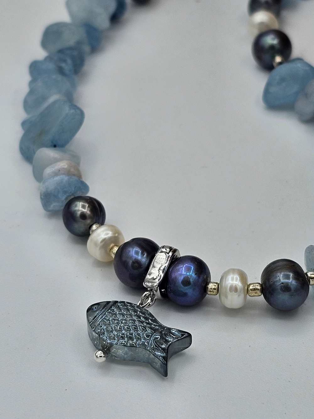 Колье ручной работы из речного жемчуга и аквамарина "Рыбка"