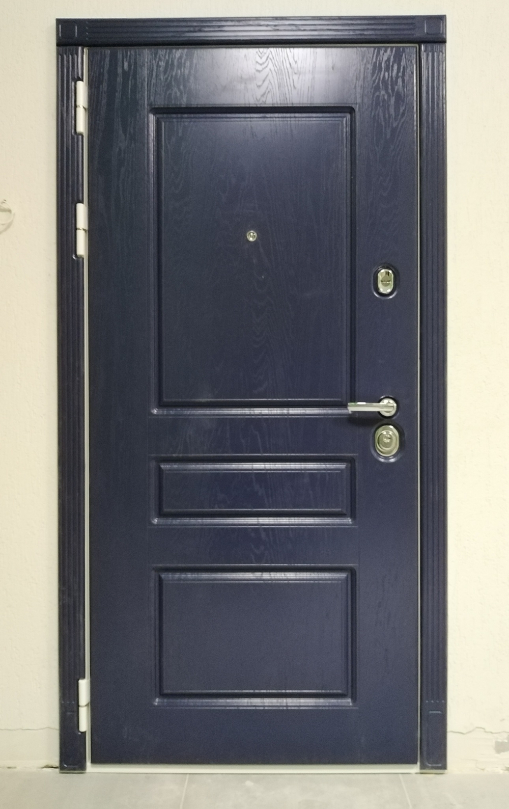 Входная  дверь в квартиру Дива (Diva) МД-45 Роял Вуд синий Верона 2/ рис. М7 Шампань софт (слоновая кость) с шумоизоляцией