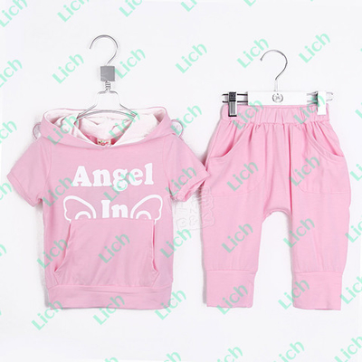 Костюм из брюк и худи с крыльями и контрастной надписью