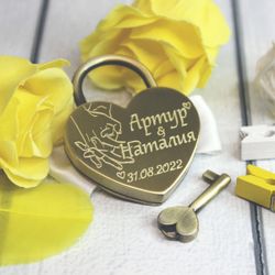 Замочек на свадьбу античное золото с гравировкой имён и даты