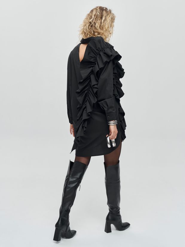 Платье-рубашка с воланом по плечу , черное