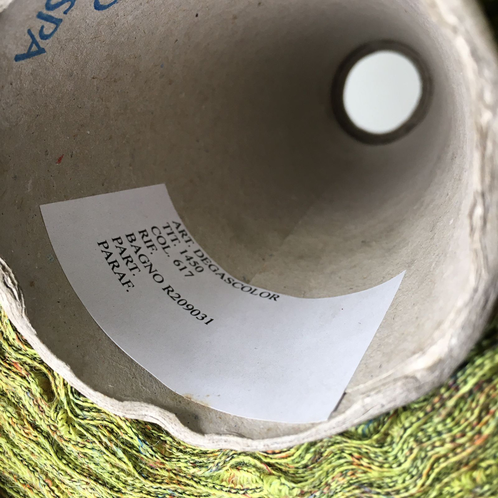 DEGASCOLOR - LANIFICIO dell' OLIVO;   17% лен, 31% меринос, 37% п/а 15% п/с;    145м/100гр;  Ленточка  col.617. Зеленый с рыжими пятнами