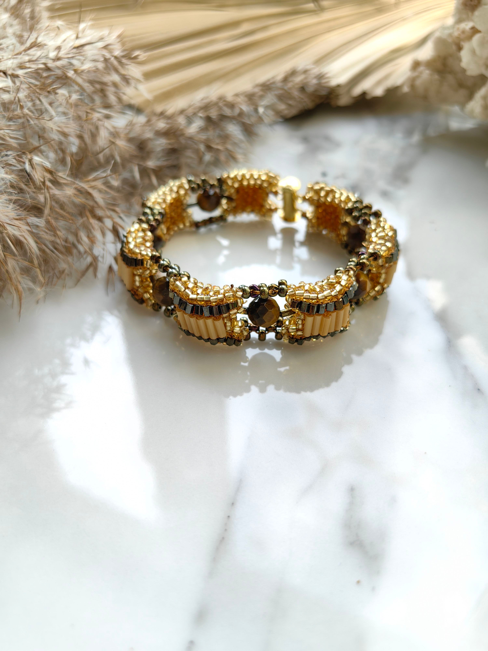 Браслет "Надежда" ручной работы из бисера и камня тигровый глаз