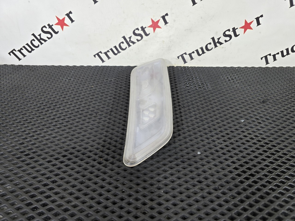 Плафон внутреннего освещения правый 2023г.