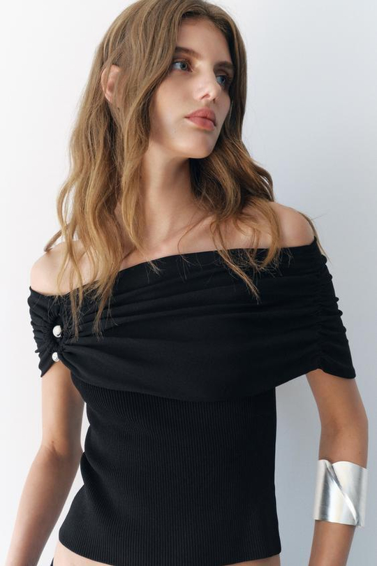ZARA ТРИКОТАЖНЫЙ ТОП С ОТКРЫТЫМИ ПЛЕЧАМИ И МЕТАЛЛИЧЕСКИМ КОЛЬЦОМ, ЧЕРНЫЙ