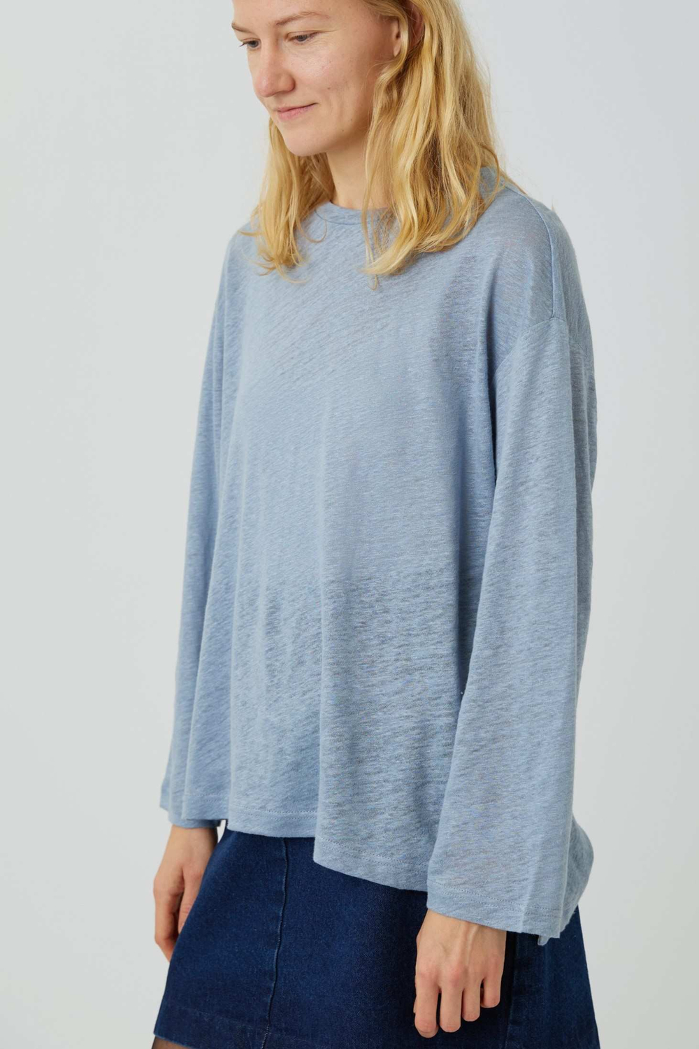 Топ с разрезами из голубого льна