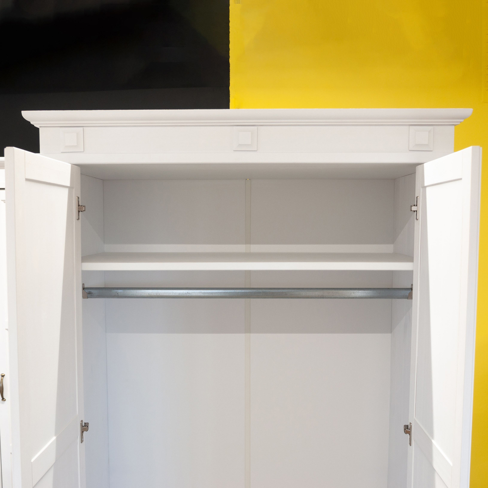 Шкаф для одежды распашной белый Харви двухдверный деревянный со штангой и полкой, шкаф для вещей в прихожую и спальню с филенкой в викторианском стиле из массива сосны