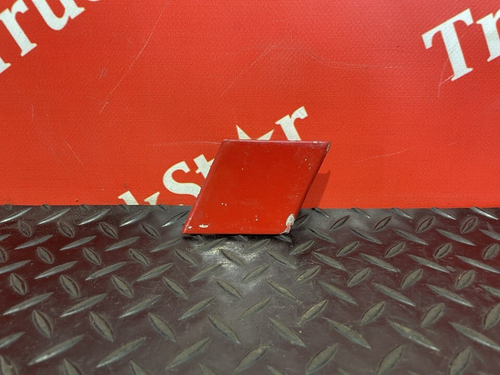 Заглушка бампера правая