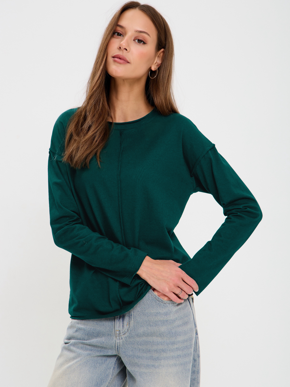 Легкий трикотажный лонгслив со швами наружу