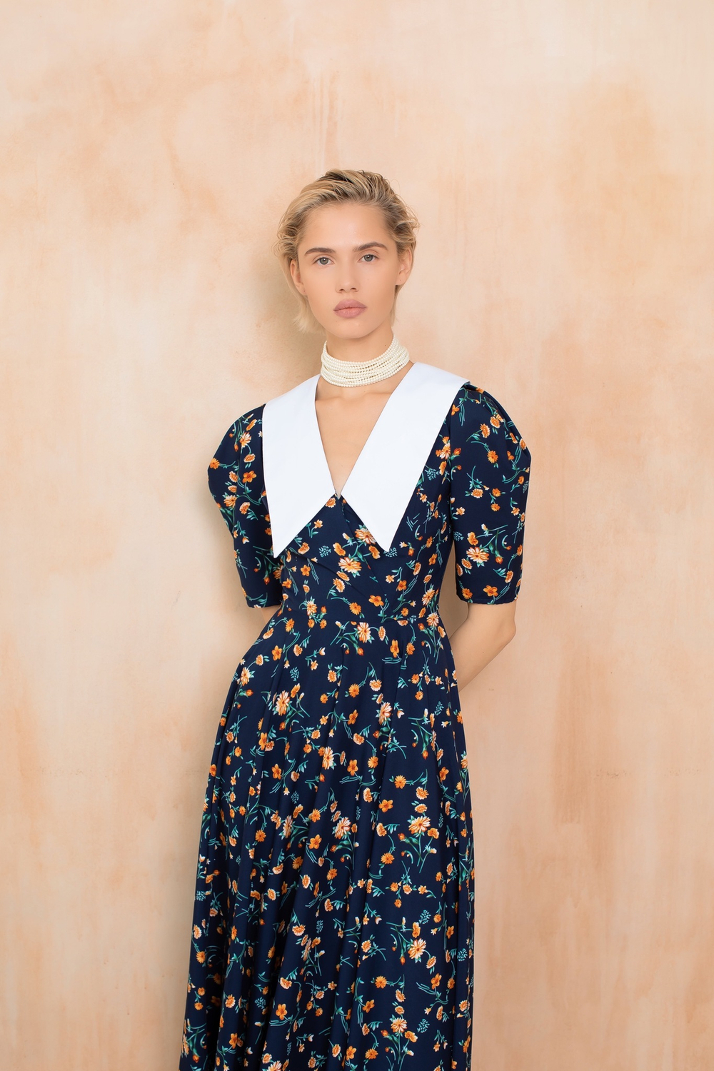 Платье с белым воротников