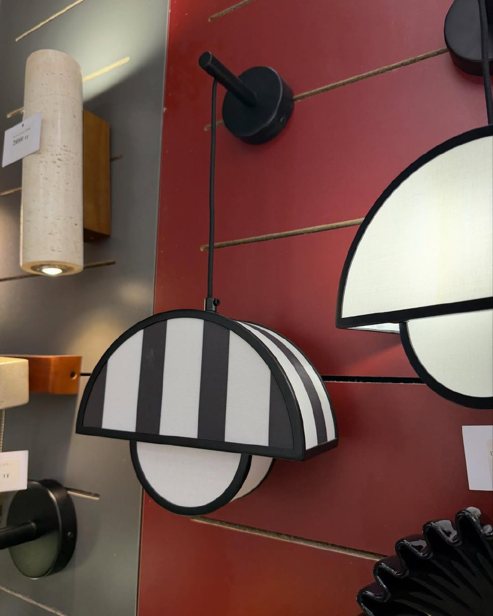 Идеальный дуэт для интерьера — черно‑белые бра и подвесы в одном стиле создают гармонию света и дизайна.