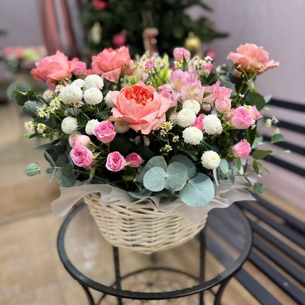 Авторская композиция в корзине с амариллисом