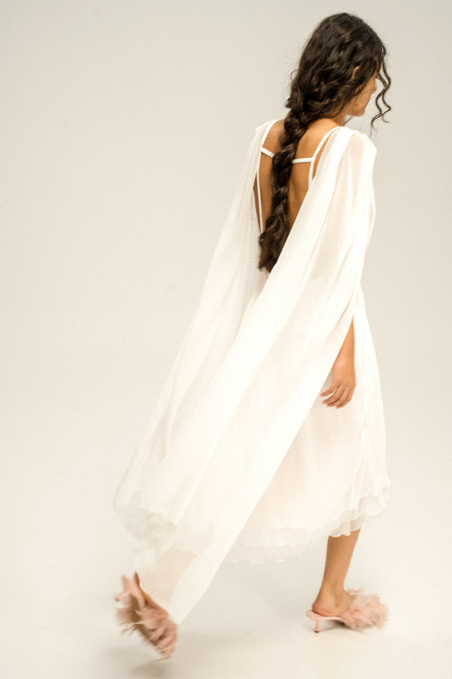 Платье с летящими лентами