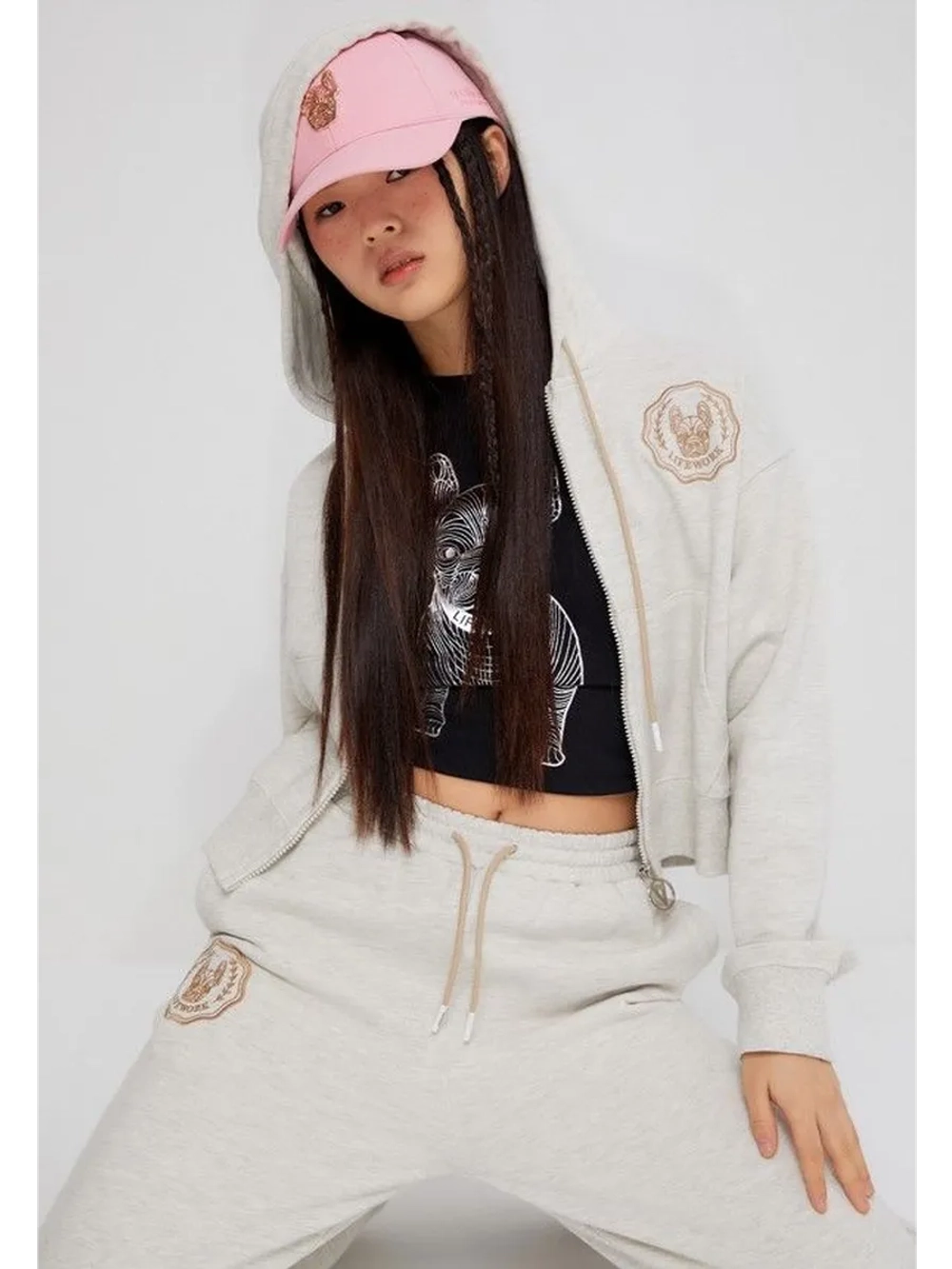 Кепка с жестким козырьком и металлическим логотипом