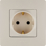 Розетка с заземлением со шторками 16А 250В слоновая кость ETIKA Legrand