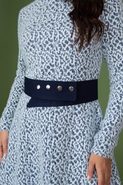 Теплое платье с синим поясом из вискозы