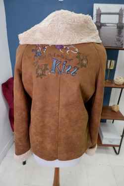 Дубленка с вышивкой 48 размер