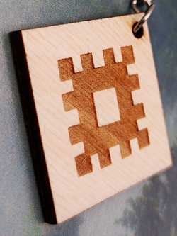 Брелок из дерева Репейник Удачи