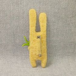 Авторская брошь Зайка с морковкой