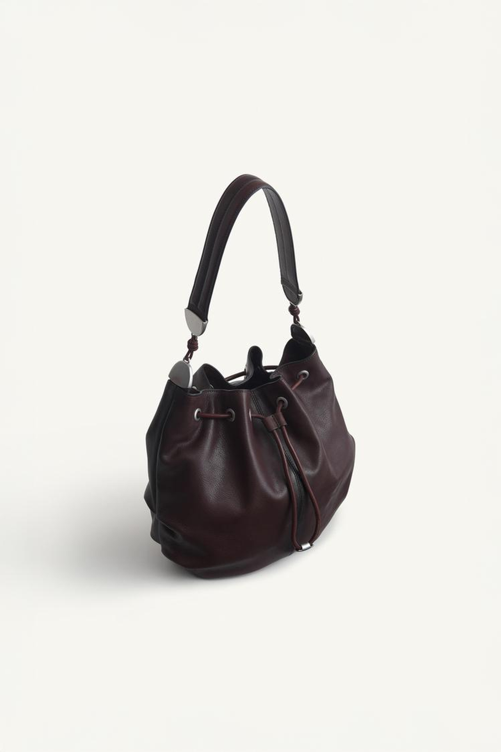 ZARA КОЖАНАЯ СУМКА ЧЕРЕЗ ПЛЕЧО МЕТАЛЛИЧЕСКИМИ ЛЮВЕРСАМИ, ШОКОЛАДНЫЙ