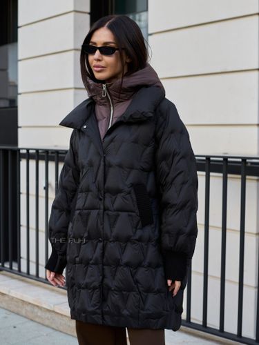 Черный удлиненный пуховик с манишкой-капюшоном