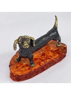 Бронзовая статуэтка на янтаре