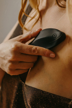 Набор YESforLOV Прикосновение: эргономичная вибровкладка в трусики + саше лубрикантов 2х5мл