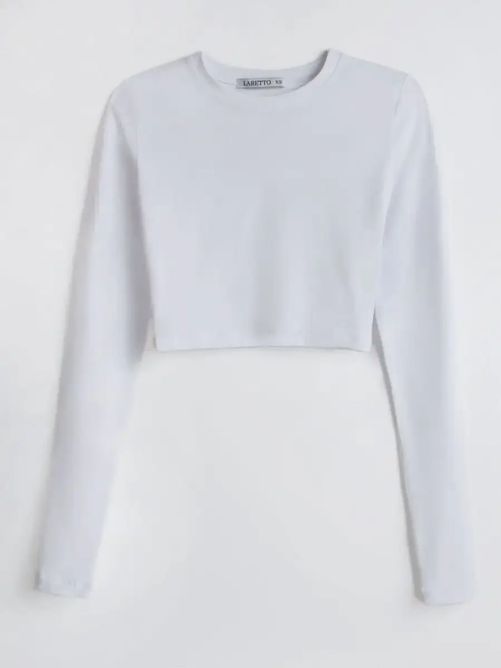 Белый лонгслив укороченный облегающий с длинным рукавом