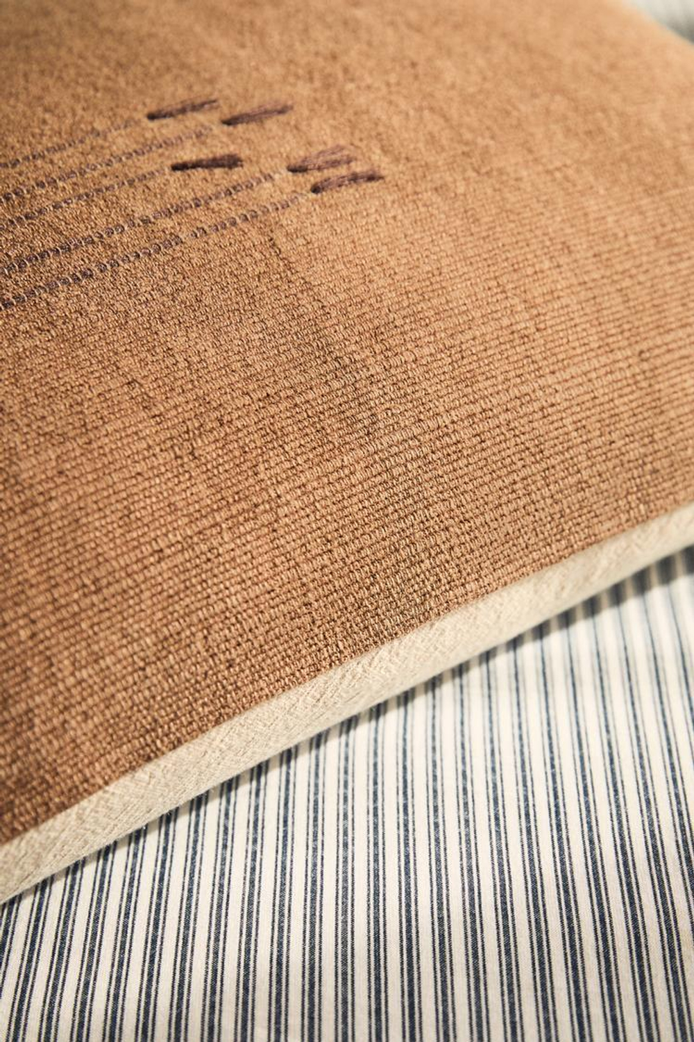ZARA HOME ЧЕХОЛ ДЛЯ ДЕКОРАТИВНОЙ ПОДУШКИ С КОНТРАСТНОЙ СТРОЧКОЙ, КОРИЧНЕВЫЙ