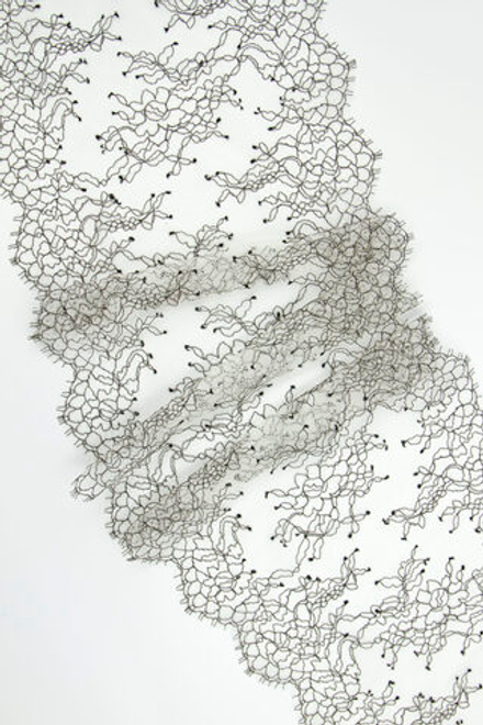 Кружево шантильи экрю с черной нитью ширина 23 см длина 1.45 м